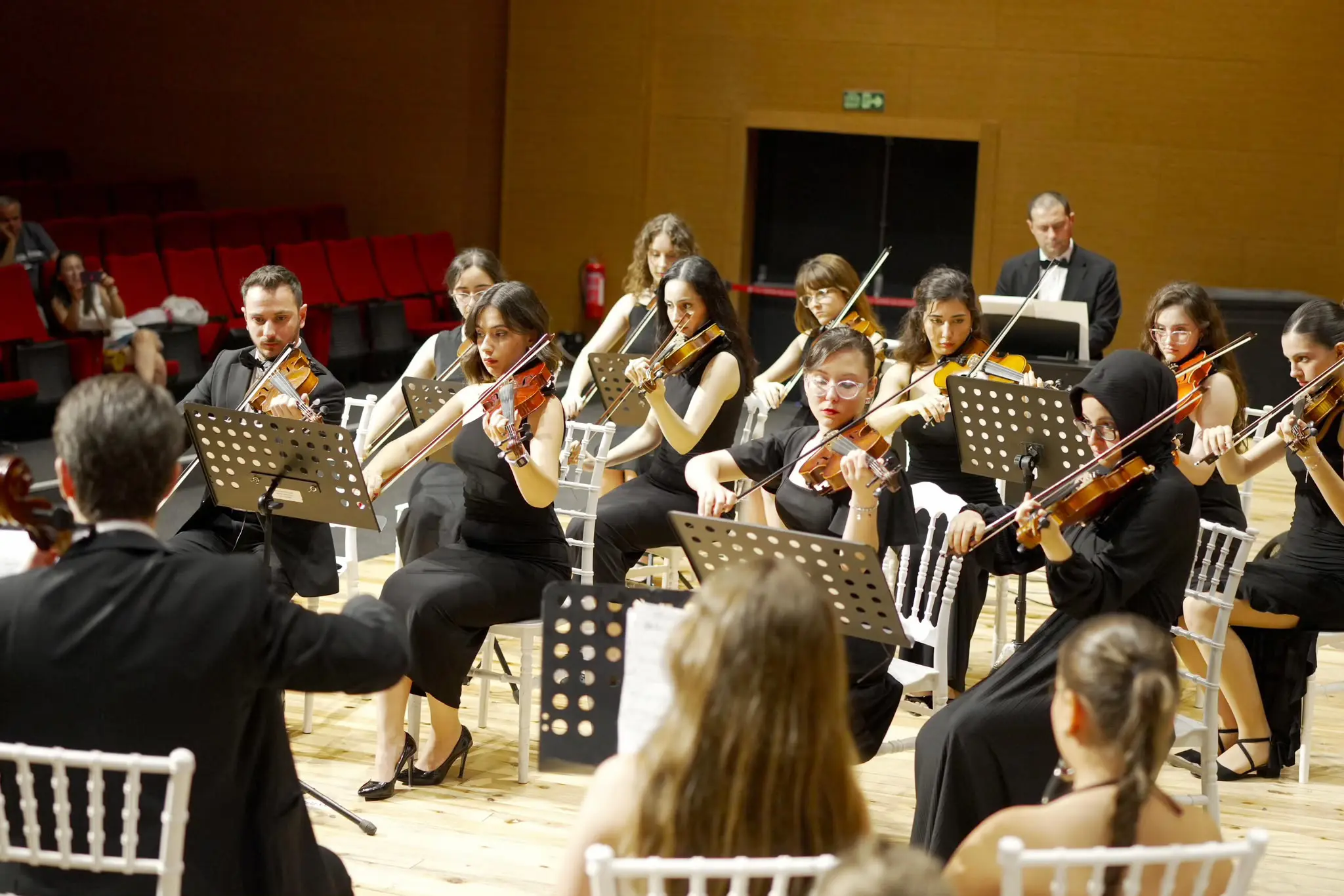 GENÇ MÜZİSYENLER YILSONU KONSERİNDE ALKIŞ TOPLADI galeri görseli